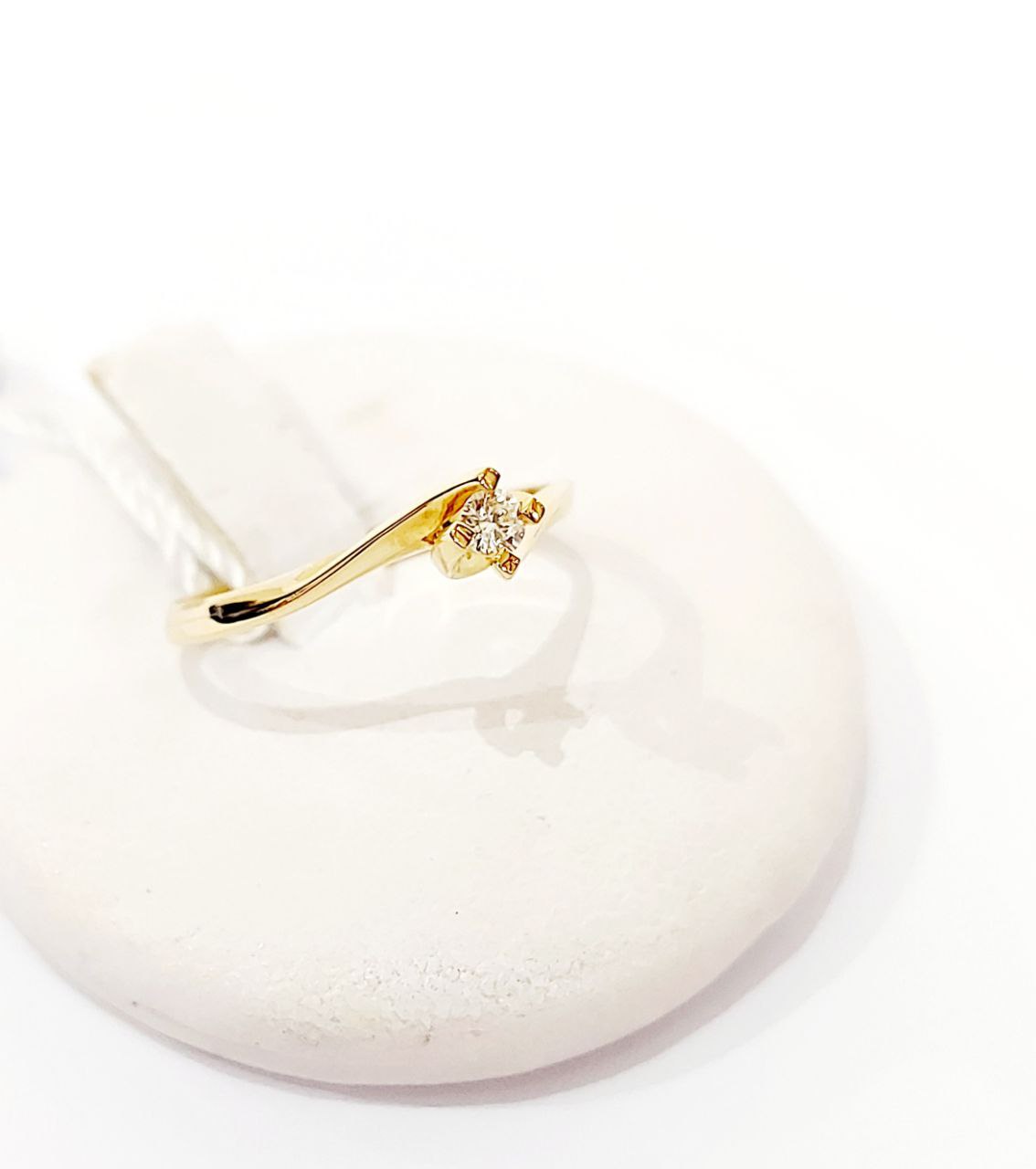 Anello Solitario Valentino in Oro giallo con Diamante 0,06 ct 18 kt (750)
