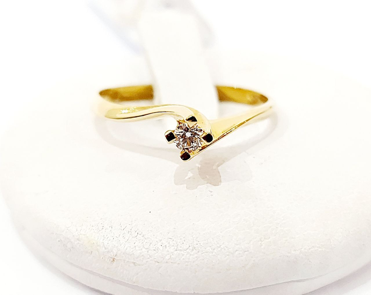 Anello Solitario Valentino in Oro Giallo con Diamante 0,15 ct 18 kt (750)