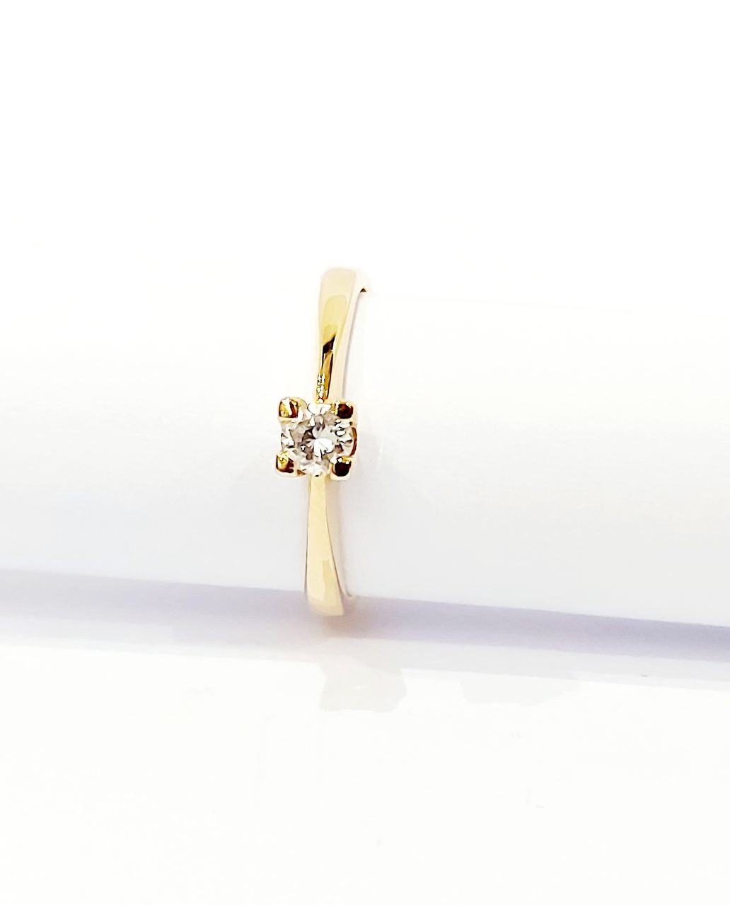 Anello Solitario modello 4 griffe con Diamante 0,25 ct in Oro Giallo 18 kt (750)