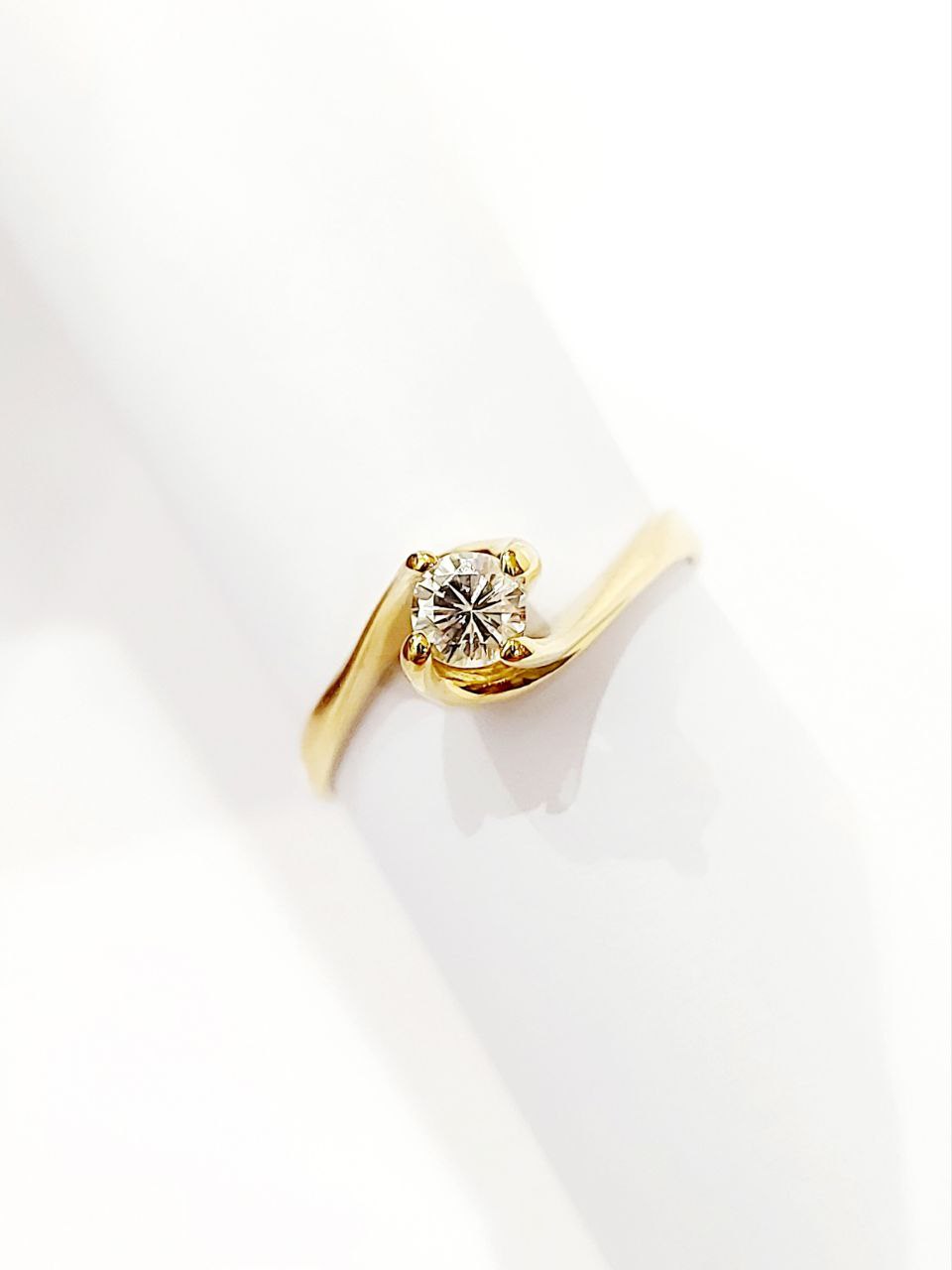 Anello Solitario Valentino in Oro Giallo con Diamante 0,40 ct 18 kt (750)