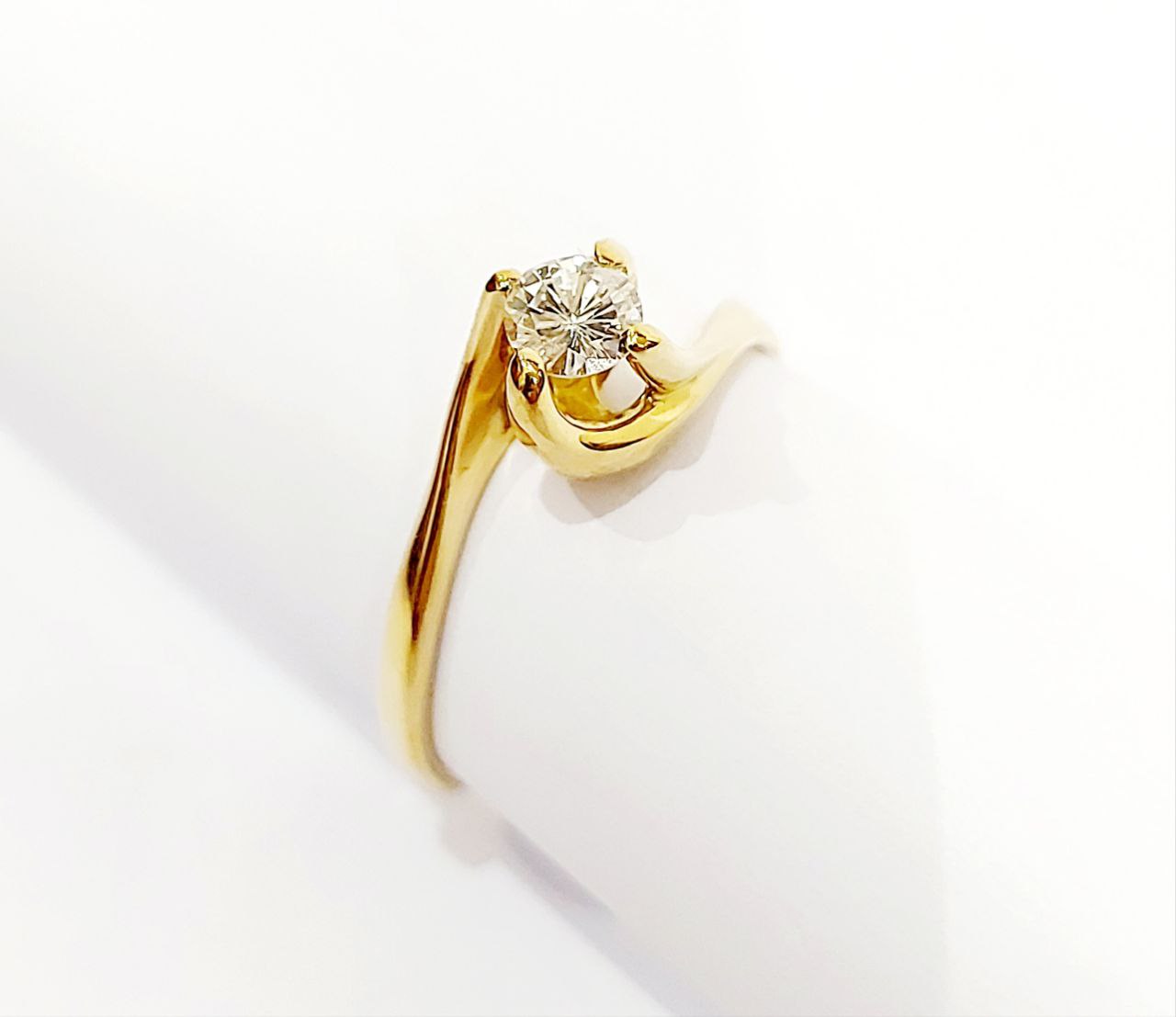 Anello Solitario Valentino in Oro Giallo con Diamante 0,40 ct 18 kt (750)