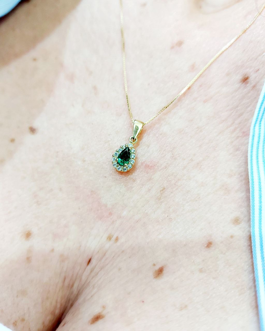 Collana e pendente con Smeraldo a goccia 0,40 ct e Diamanti 0,24 ct in Oro Giallo 18 kt (750)