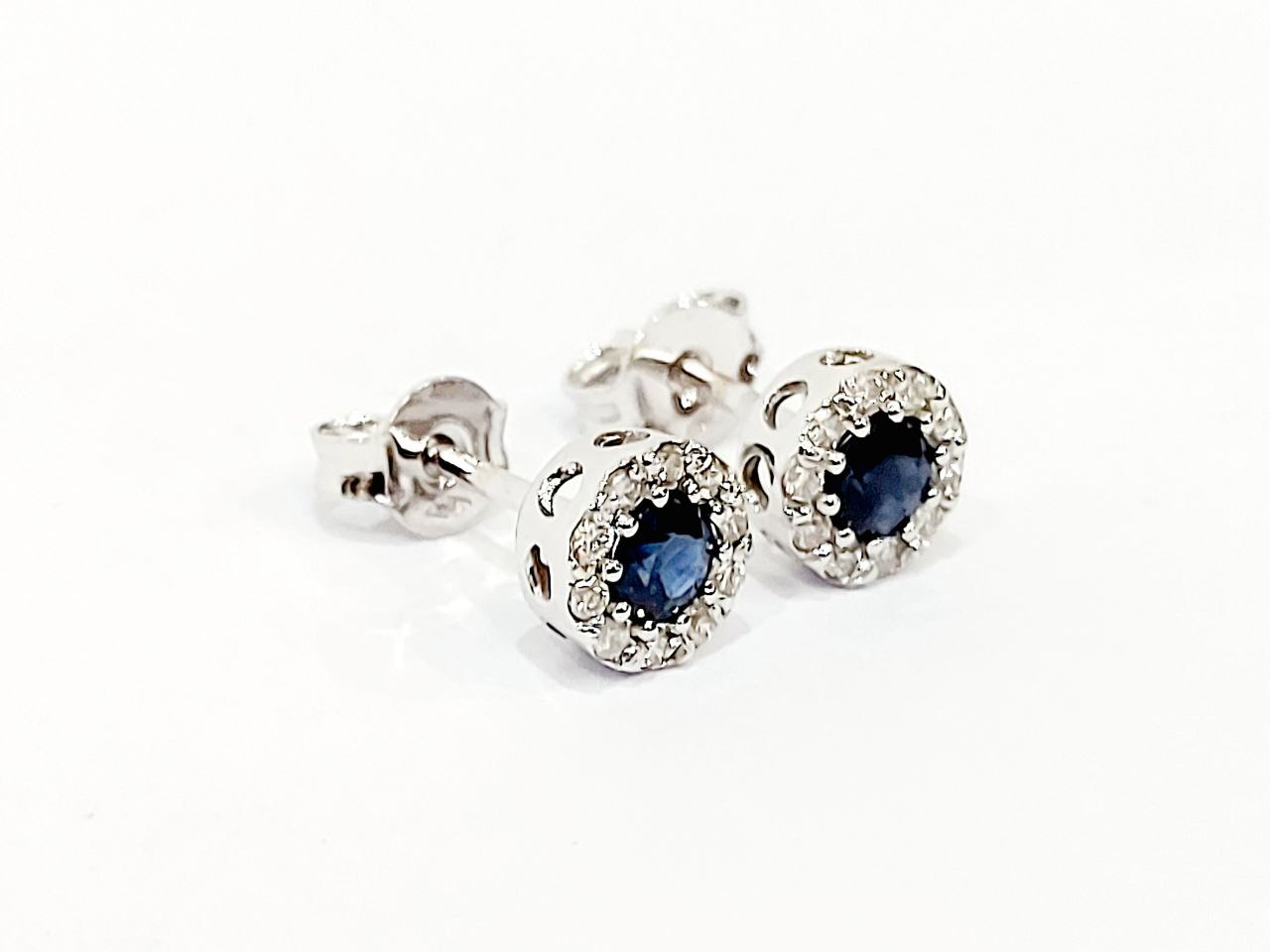 Orecchini con Zaffiri 0,55 ct e Diamanti circolari 0,17 ct in Oro Bianco 18 kt (750)