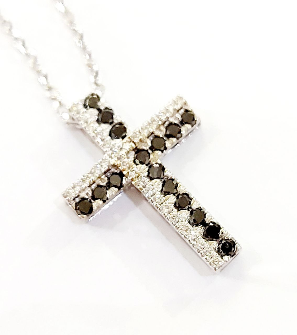 Collana pendente Croce Oro Bianco 18kt-750 Diamanti bianchi ct 0,28 Diamanti Neri ct 0,32