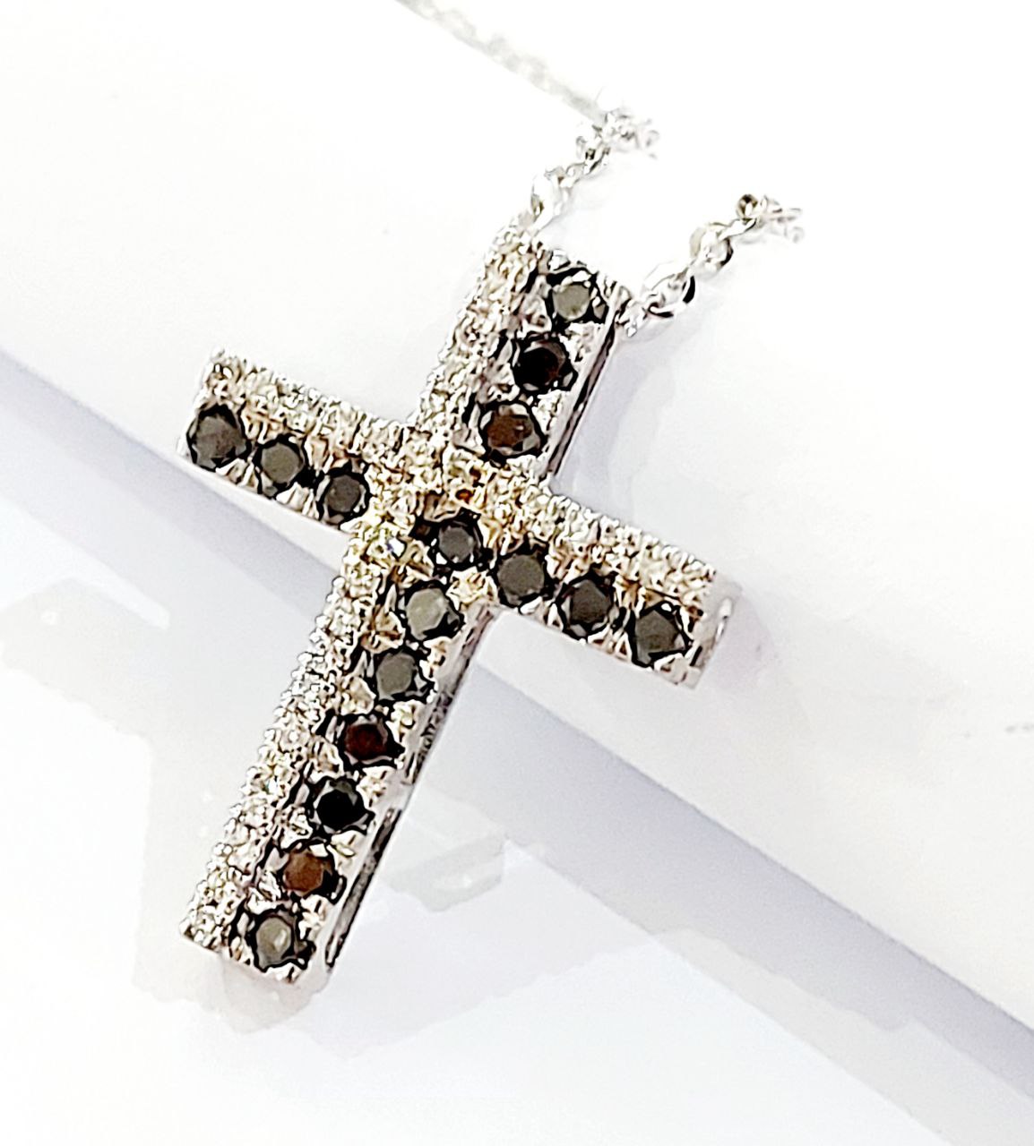 Collana pendente Croce Oro Bianco 18kt-750 Diamanti bianchi ct 0,28 Diamanti Neri ct 0,32