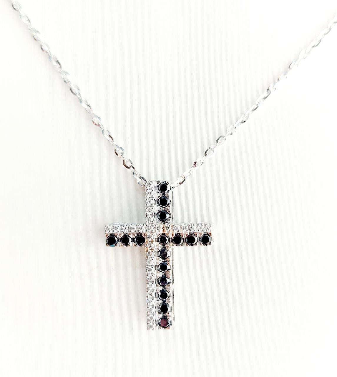 Collana pendente Croce Oro Bianco 18kt-750 Diamanti bianchi ct 0,28 Diamanti Neri ct 0,32