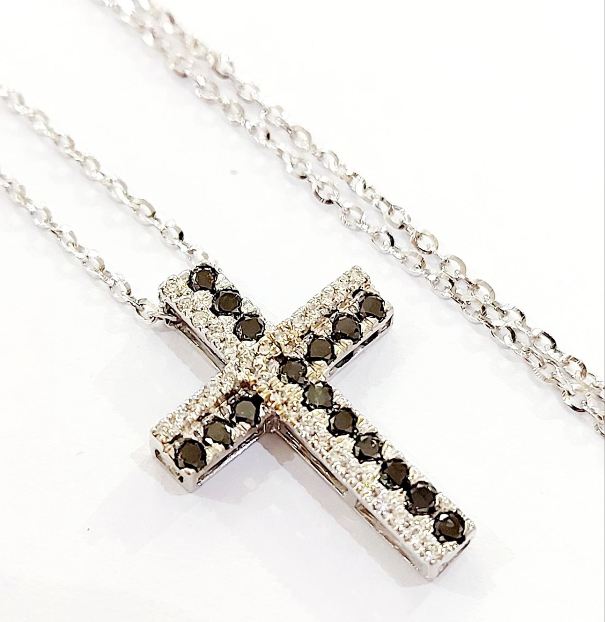 Collana pendente Croce Oro Bianco 18kt-750 Diamanti bianchi ct 0,28 Diamanti Neri ct 0,32