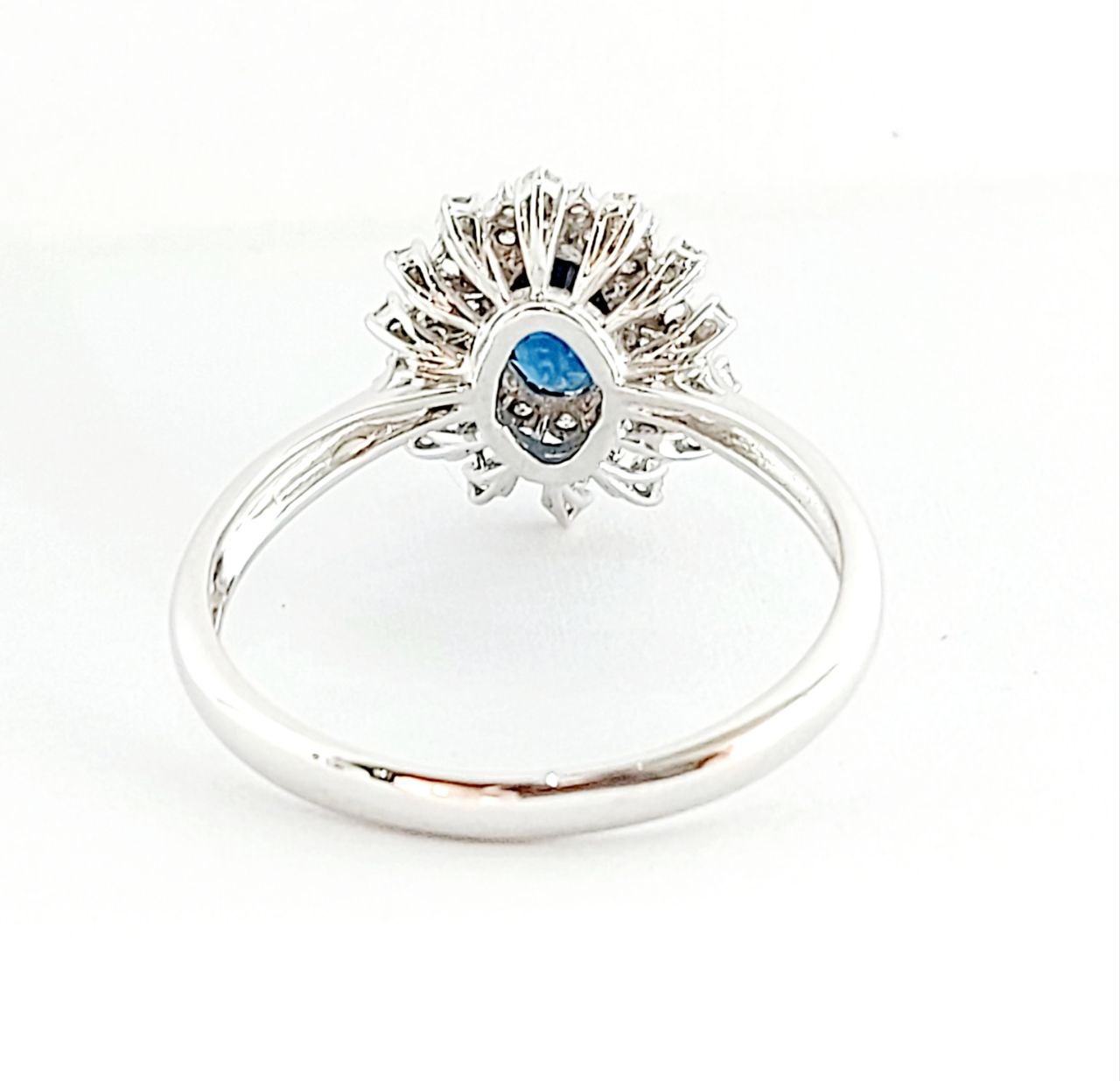 Anello fantasia Donna Oro Bianco 18KT-750 con Zaffiro Ovale ct 0,84 Diamanti taglio brillante ct 0,30
