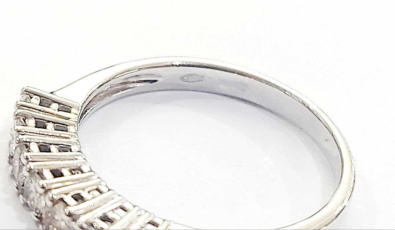 Anello veretta a 7 Diamanti taglio brillante 0,56 ct in Oro Bianco 18 kt -750