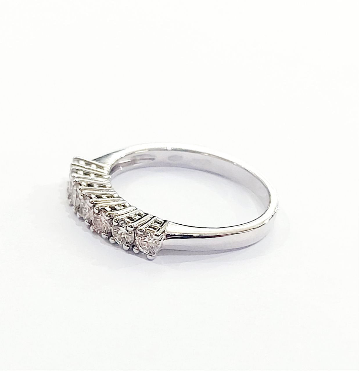 Anello veretta a 7 Diamanti taglio brillante 0,56 ct in Oro Bianco 18 kt -750