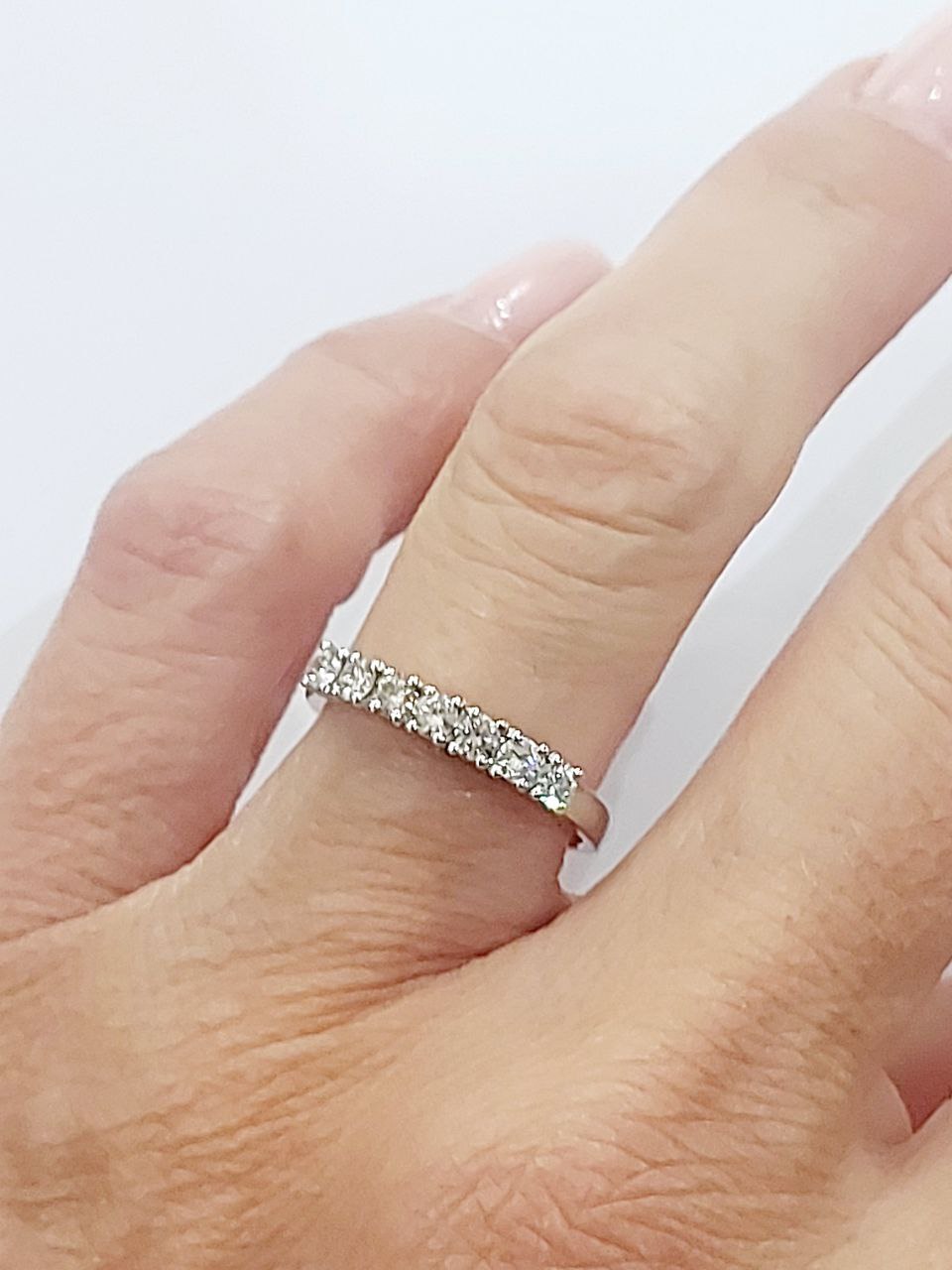 Anello veretta a 7 Diamanti taglio brillante 0,56 ct in Oro Bianco 18 kt -750