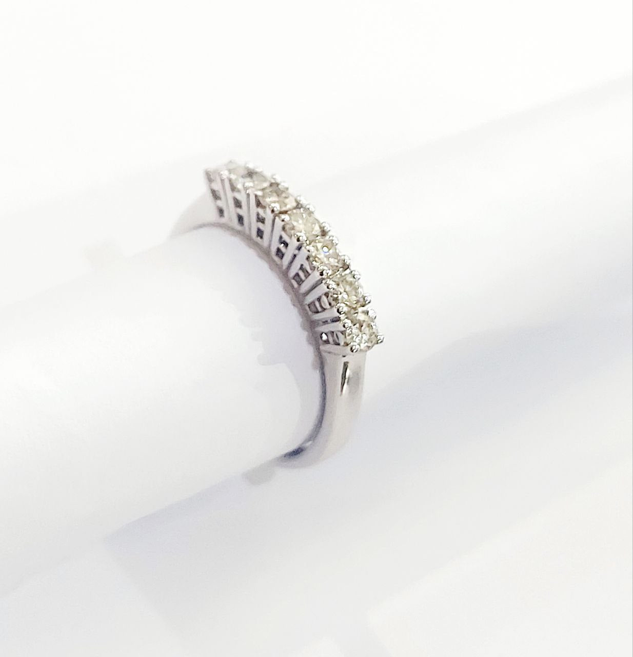 Anello veretta a 7 Diamanti taglio brillante 0,56 ct in Oro Bianco 18 kt -750