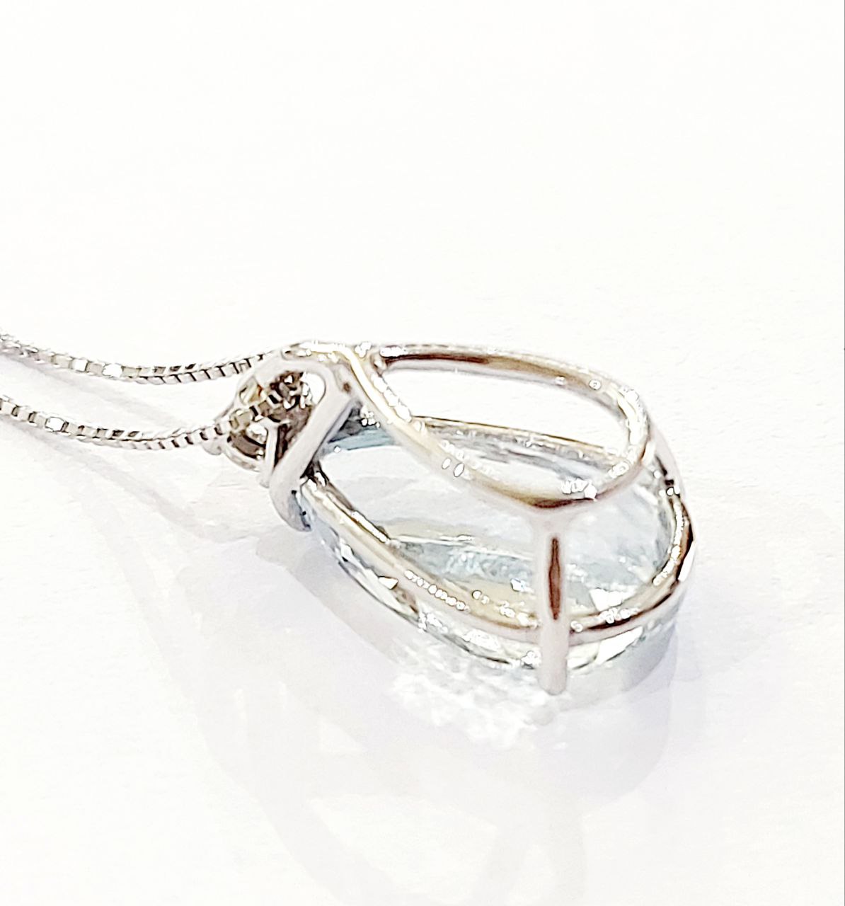 Collana con pendente in Oro Bianco 18kt -750 con Acquamarina taglio Goccia ct 3,12 e Diamante  ct 0,09