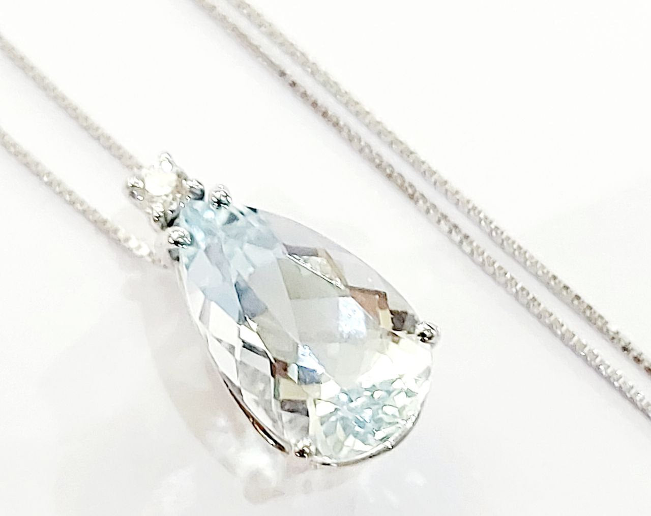 Collana con pendente in Oro Bianco 18kt -750 con Acquamarina taglio Goccia ct 3,12 e Diamante  ct 0,09