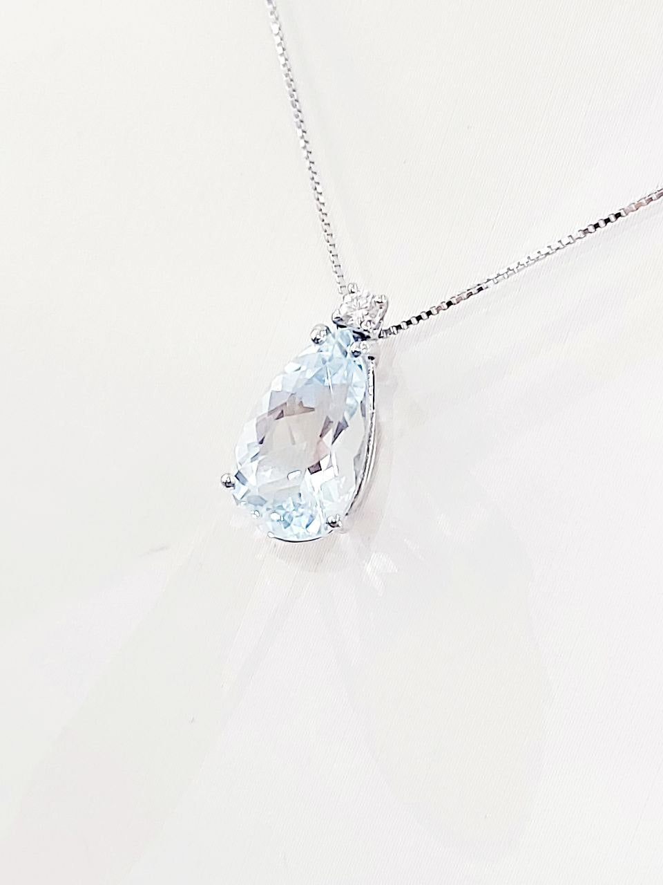 Collana con pendente in Oro Bianco 18kt -750 con Acquamarina taglio Goccia ct 3,12 e Diamante ct 0,09