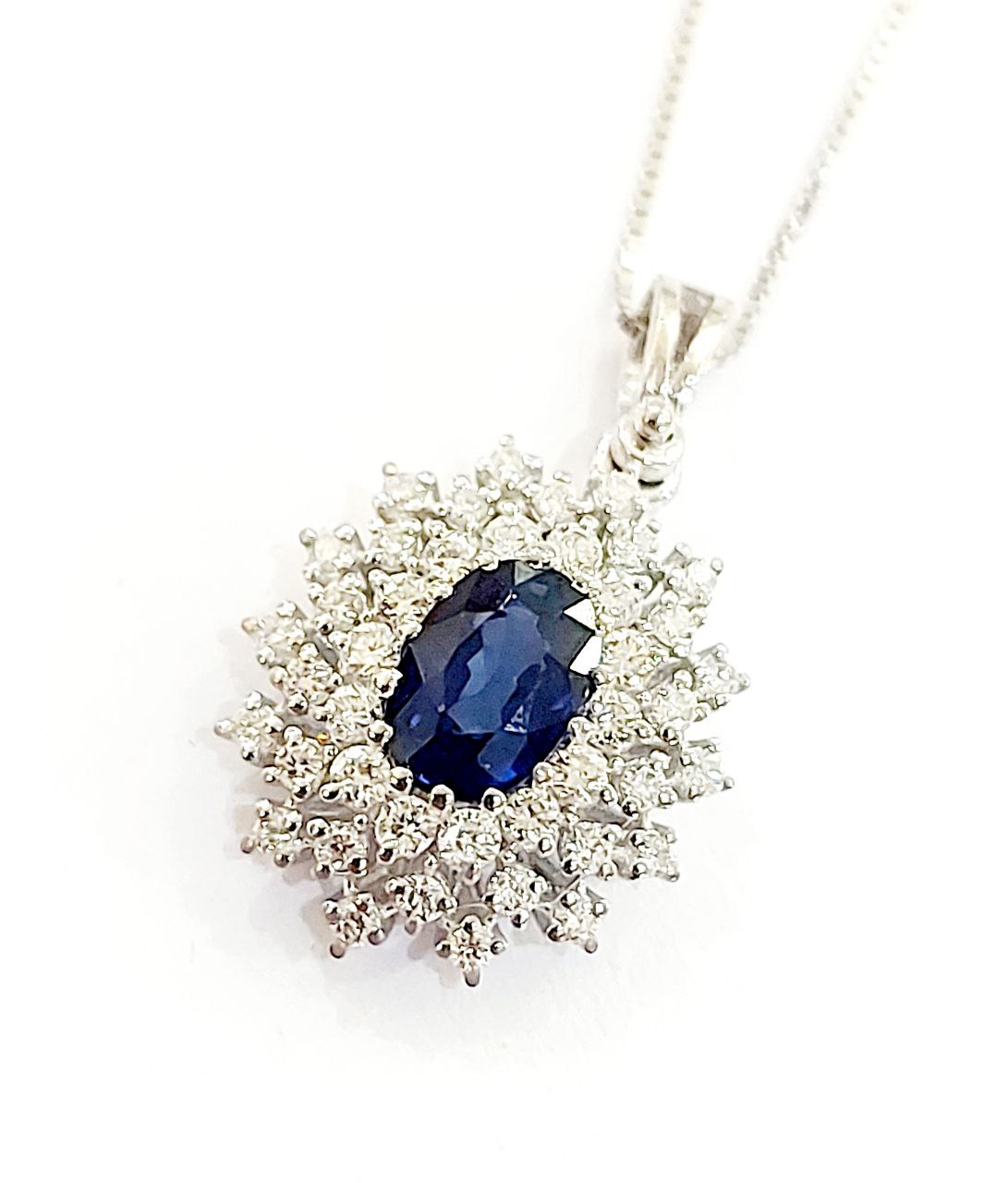 Collana con pendente fantasia con Zaffiro Ovale ct 0,73 e Diamanti ct 0,28