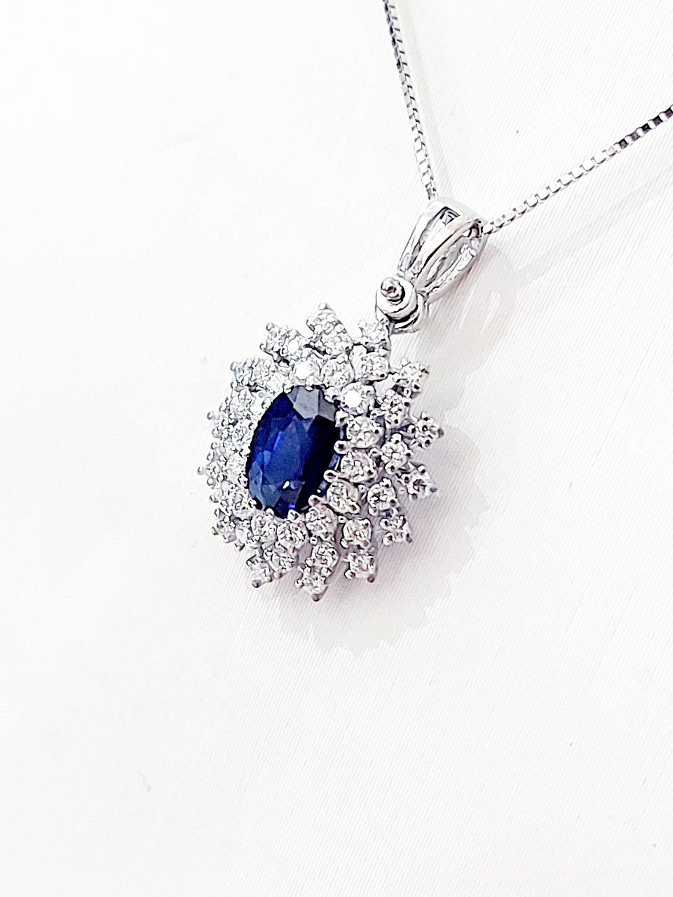 Collana con pendente fantasia con Zaffiro Ovale ct 0,73 e Diamanti ct 0,28
