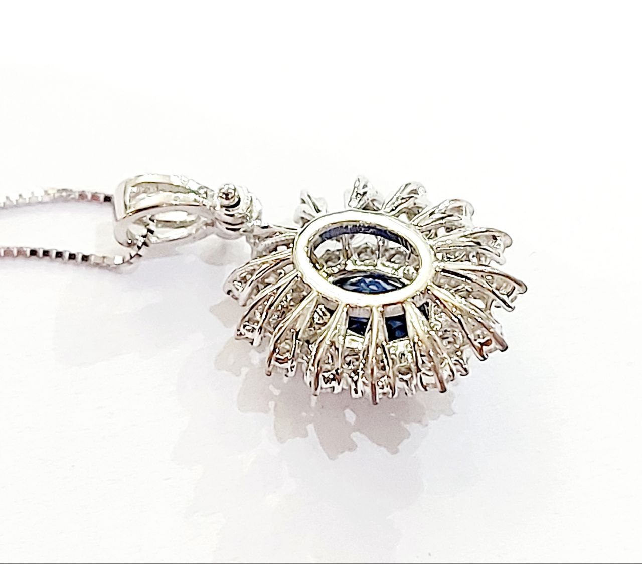 Collana con pendente fantasia con Zaffiro Ovale ct 0,73 e Diamanti ct 0,28