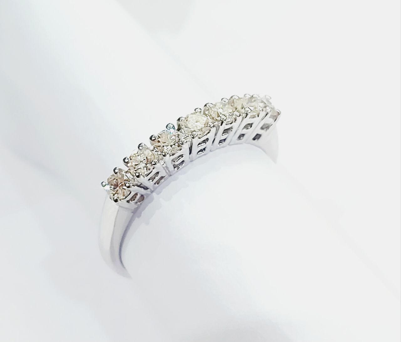 Anello modello riviera con 7 Diamanti taglio brillante 0,35 ct in Oro Bianco-18 kt