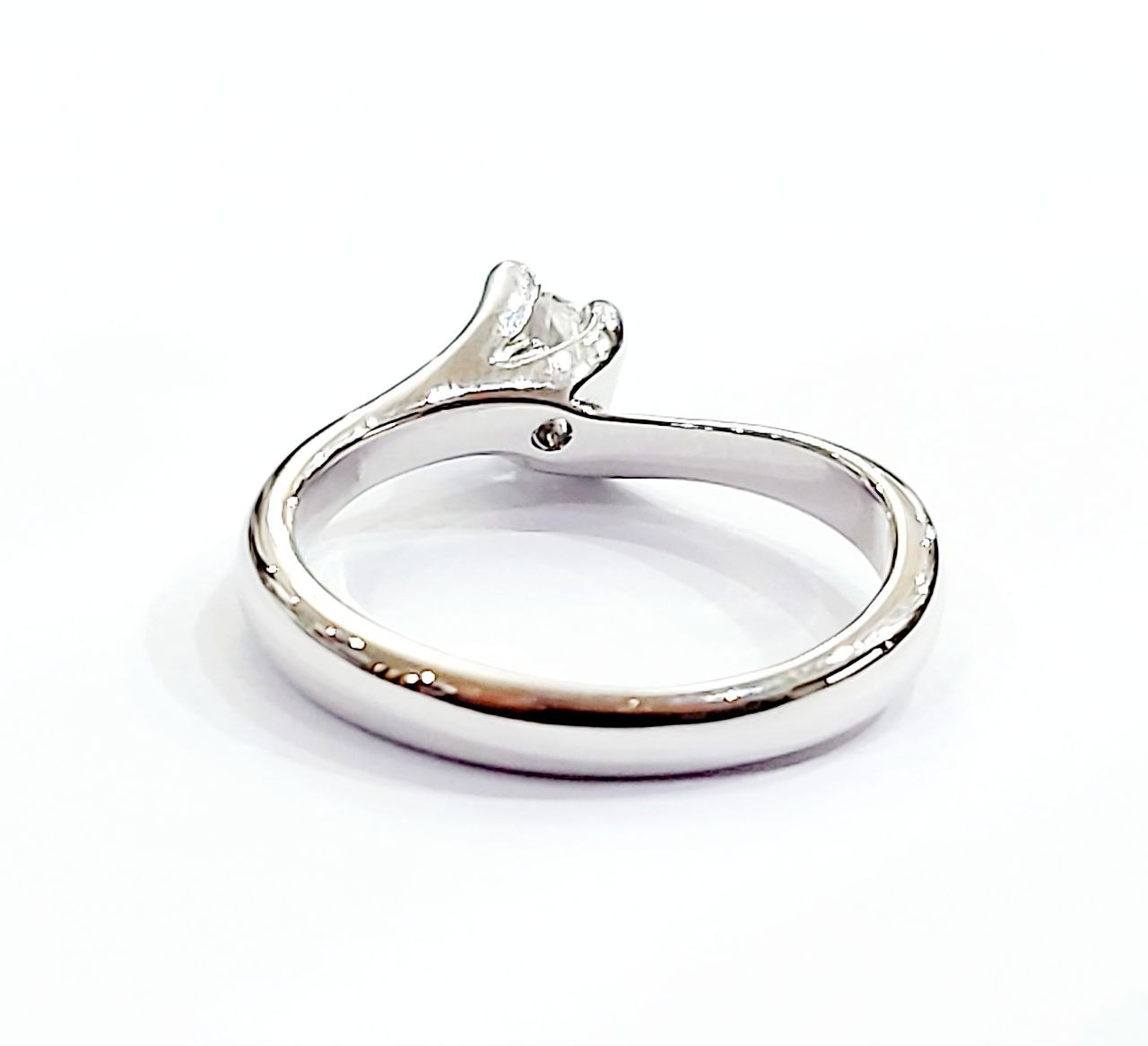 Anello solitario modello Valentino con Diamanti ct 0,30 Oro Bianco 18kt-750