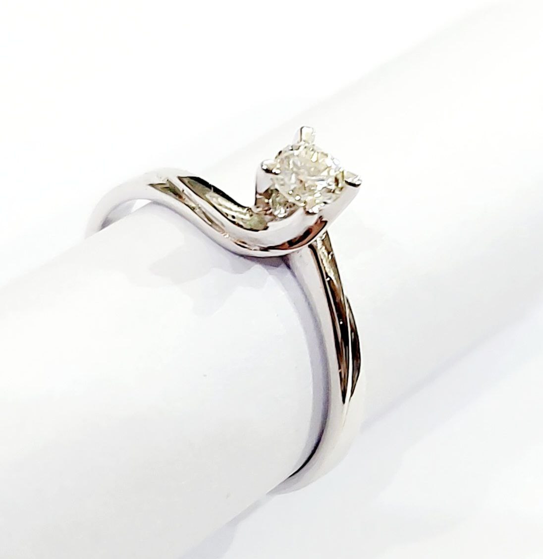 Anello solitario con Diamanti ct 0,20 Oro Bianco 18kt-750