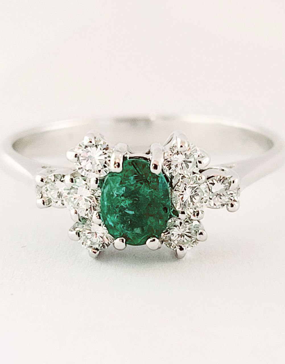 Anello Donna con Smeraldo Ovale centrale e Diamanti laterali Oro 18kt-750
