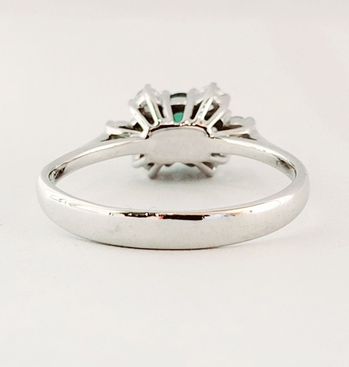 Anello Donna con Smeraldo Ovale centrale e Diamanti laterali Oro 18kt-750