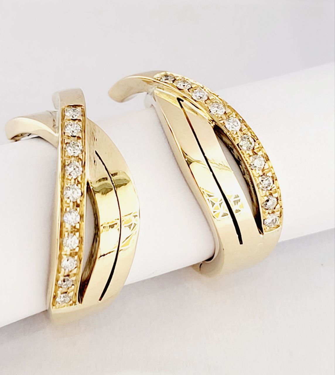 Orecchini a cerchio di design semplice e delicato lavorati in Oro Giallo 18kt-750/1000
