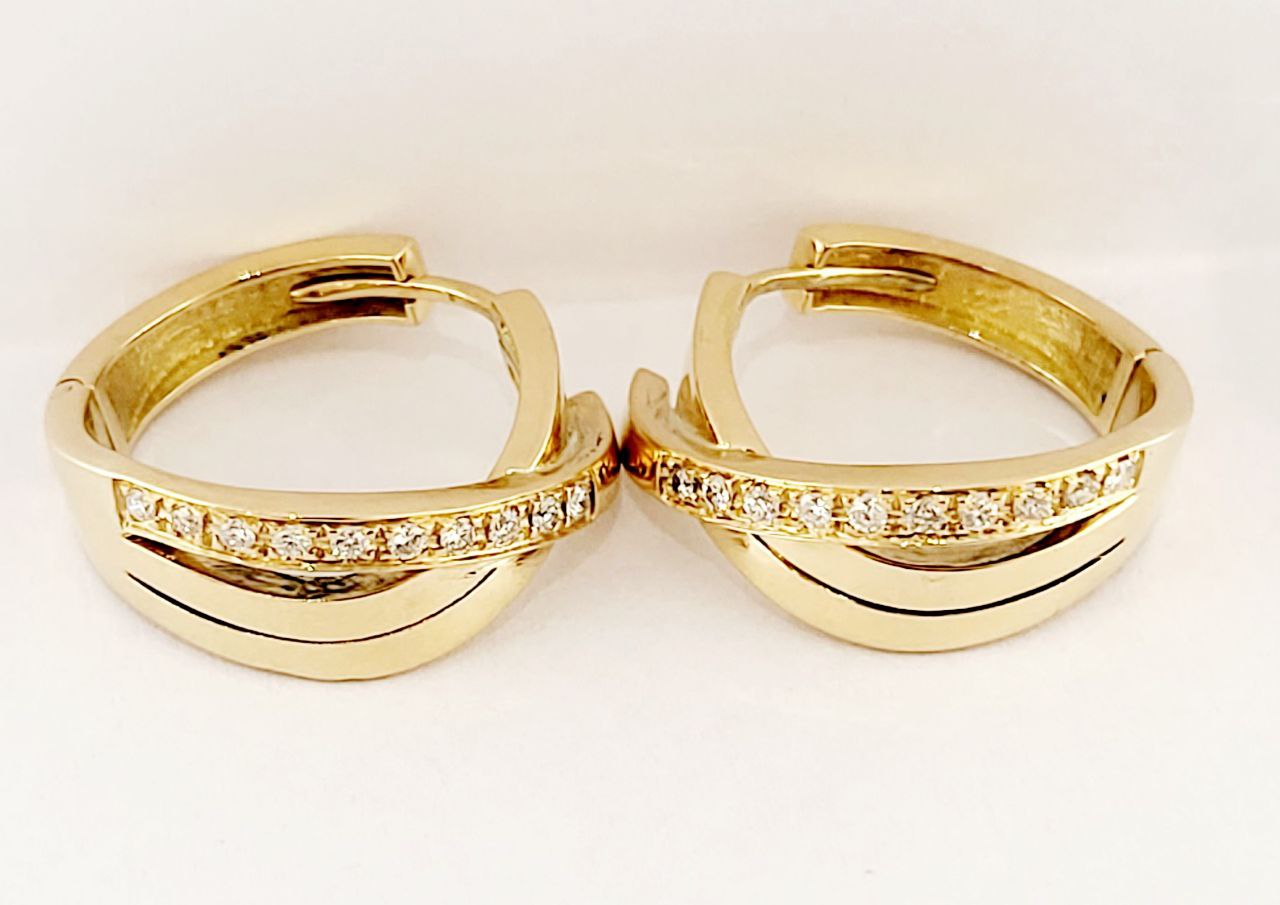 Orecchini a cerchio di design semplice e delicato lavorati in Oro Giallo 18kt-750/1000