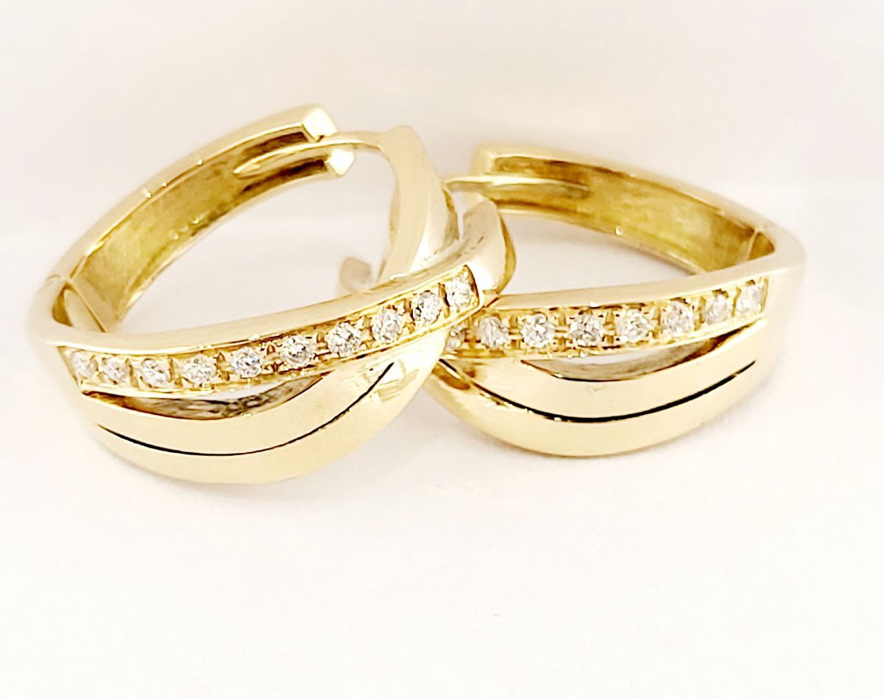 Orecchini a cerchio di design semplice e delicato lavorati in Oro Giallo 18kt-750/1000