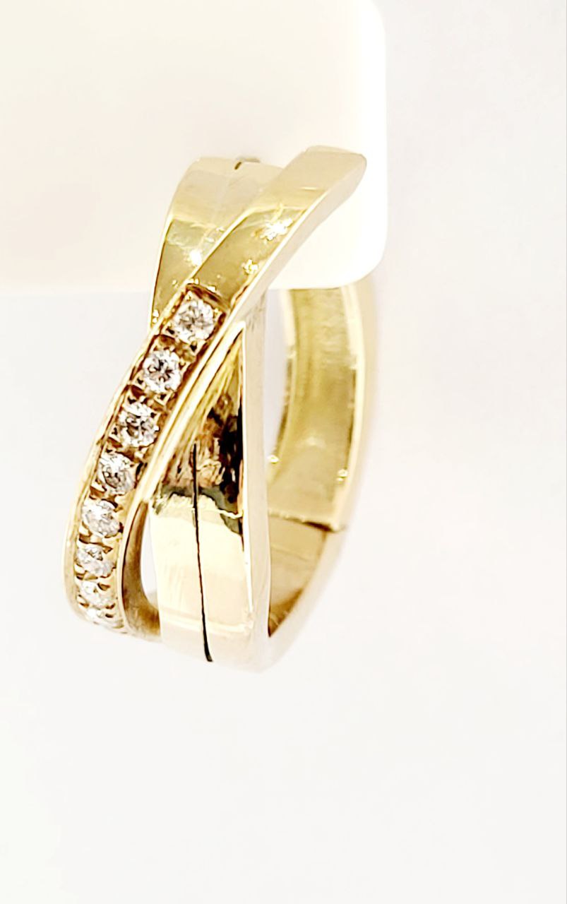 Orecchini a cerchio di design semplice e delicato lavorati in Oro Giallo 18kt-750/1000