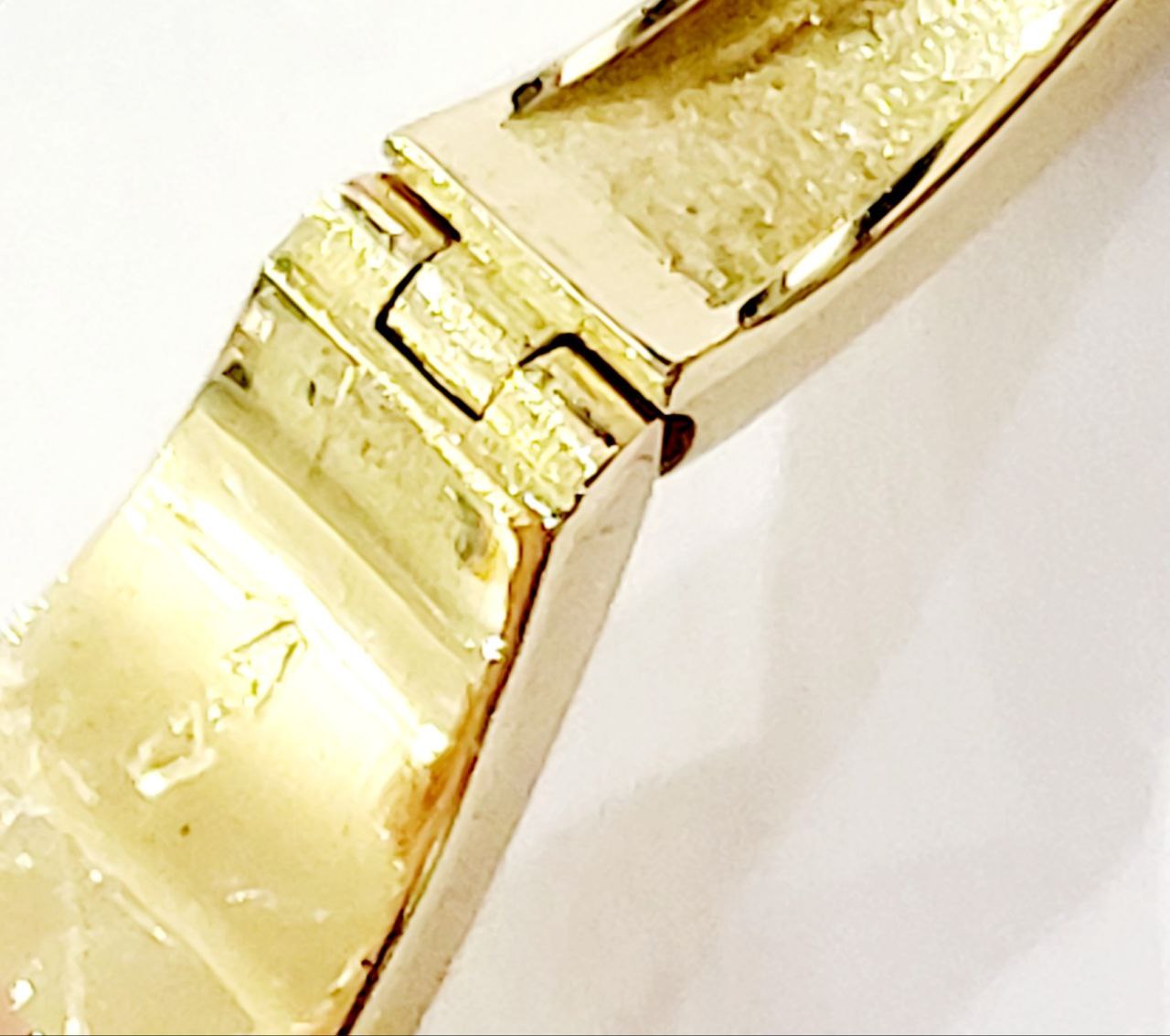 Orecchini a cerchio di design semplice e delicato lavorati in Oro Giallo 18kt-750/1000