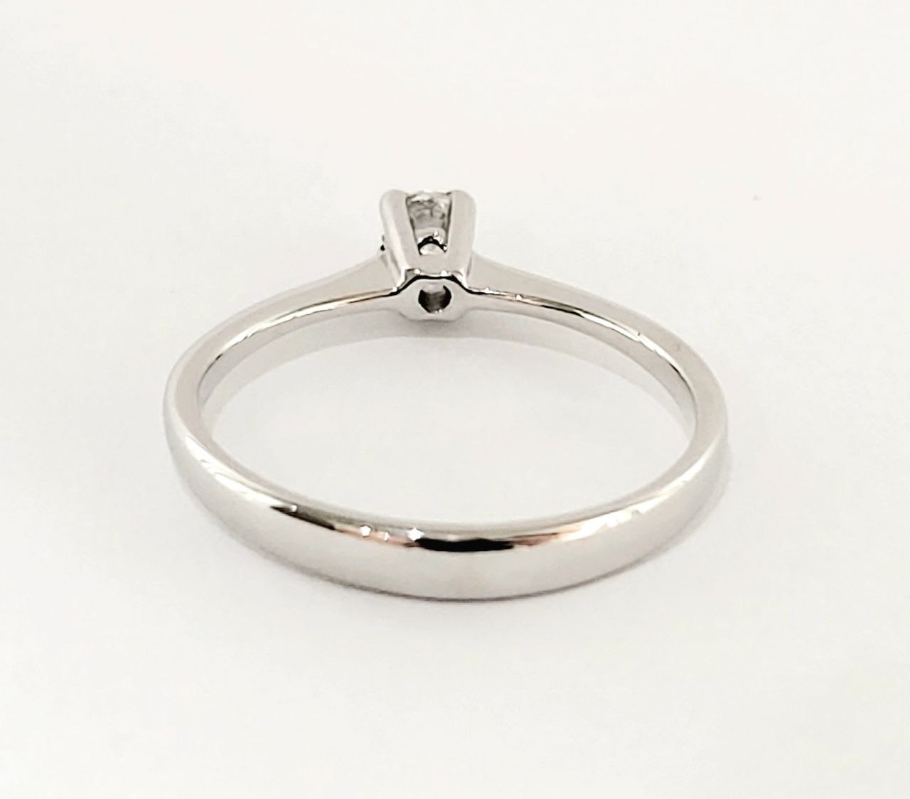 Anello solitario modello tiffany con Diamante ct 0,14 Oro Bianco certificata daHRD Antwerp