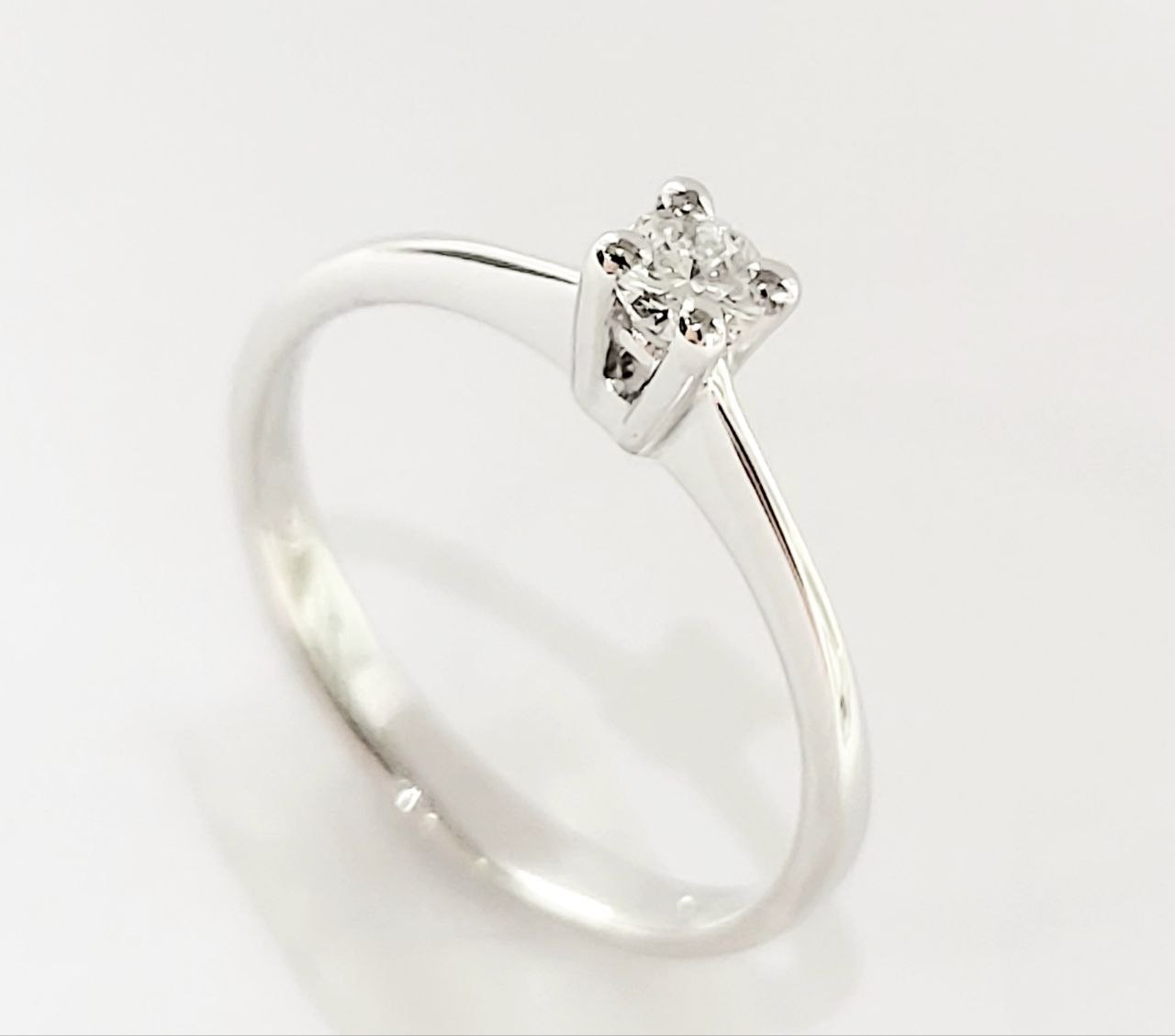 Anello solitario modello tiffany con Diamante ct 0,14 Oro Bianco certificata daHRD Antwerp