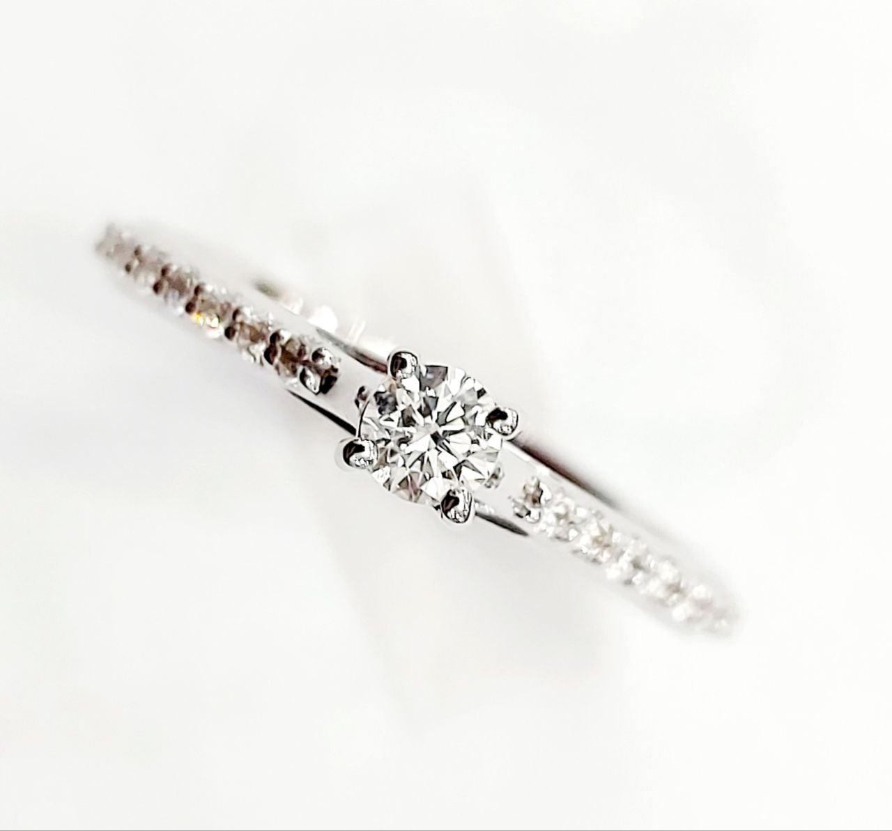 Anello solitari con Diamante centrale ct 0,15 Diamante laterali ct 0,15 Oro Bianco certificata da HRD Antwerp