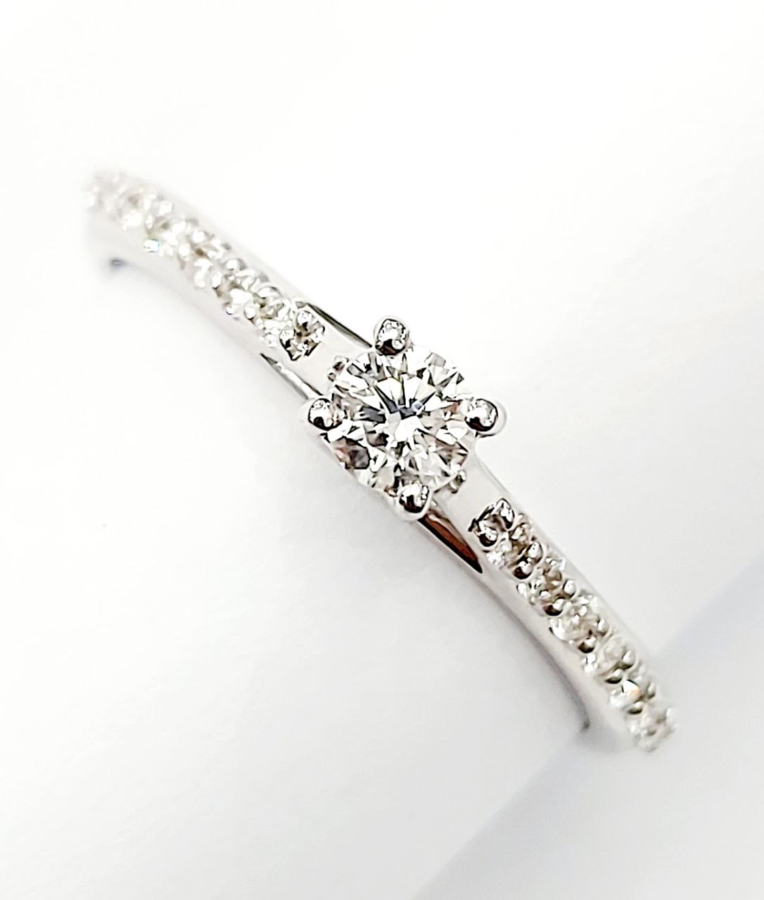 Anello solitari con Diamante centrale ct 0,15 Diamante laterali ct 0,15 Oro Bianco certificata da HRD Antwerp
