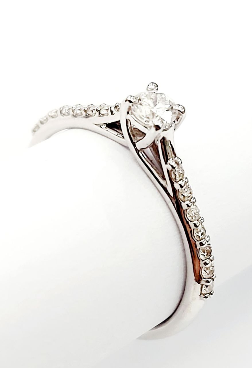 Anello solitari con Diamante centrale ct 0,15 Diamante laterali ct 0,15 Oro Bianco certificata da HRD Antwerp