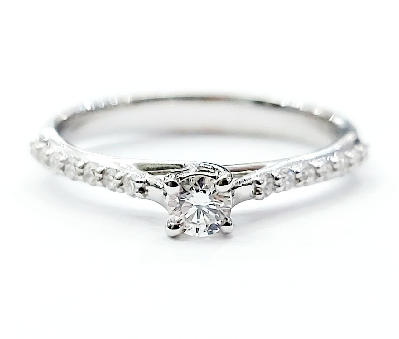 Anello solitari con Diamante centrale ct 0,15 Diamante laterali ct 0,15 Oro Bianco certificata da HRD Antwerp