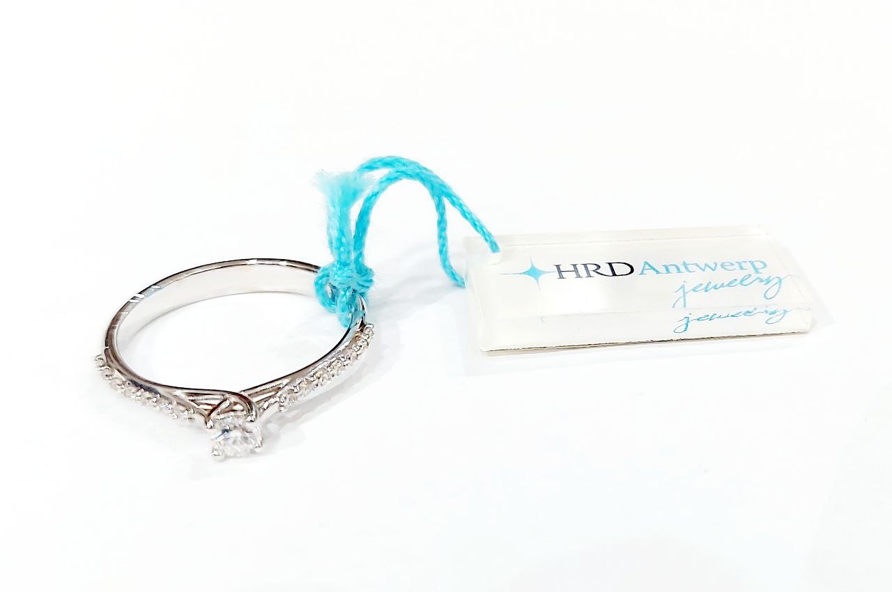 Anello solitari con Diamante centrale ct 0,15 Diamante laterali ct 0,15 Oro Bianco certificata da HRD Antwerp