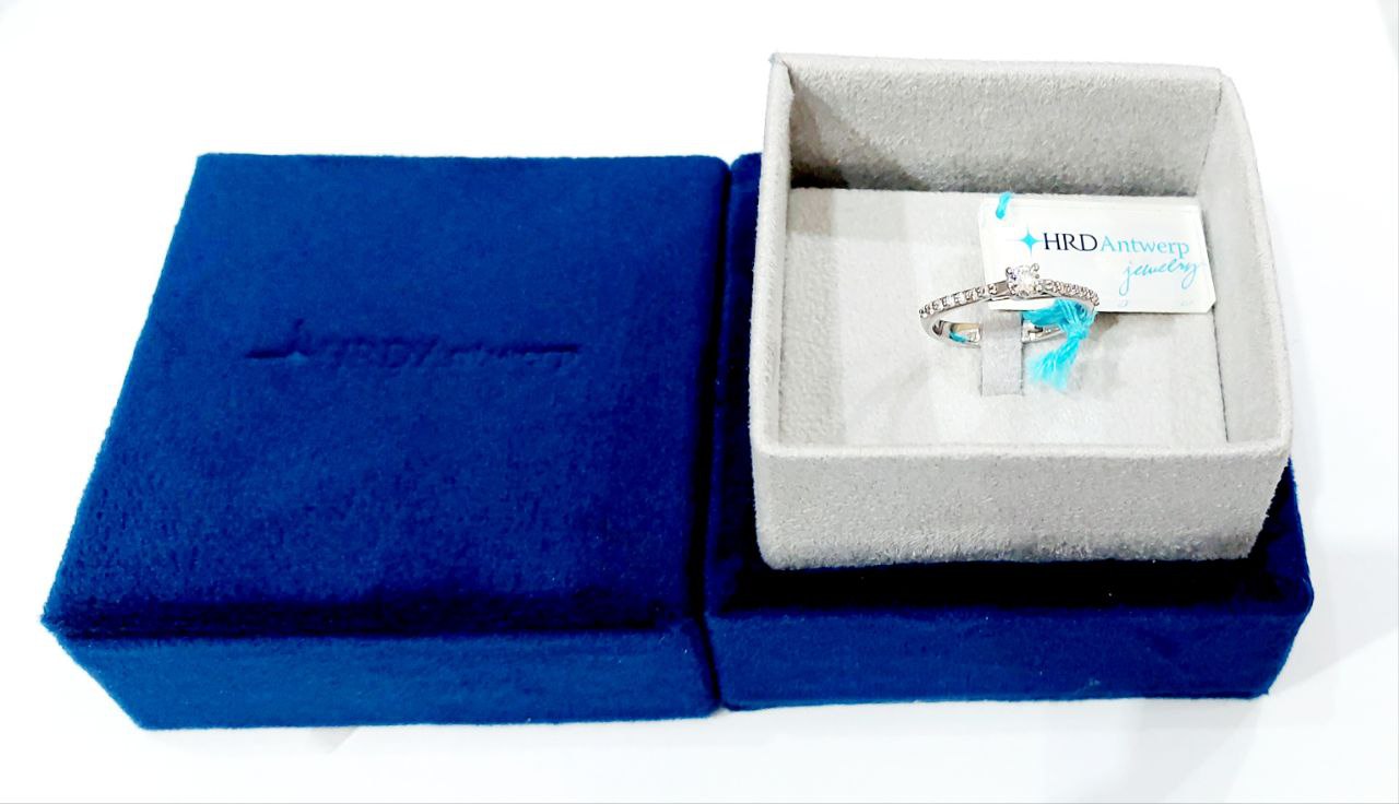 Anello solitari con Diamante centrale ct 0,15 Diamante laterali ct 0,15 Oro Bianco certificata da HRD Antwerp