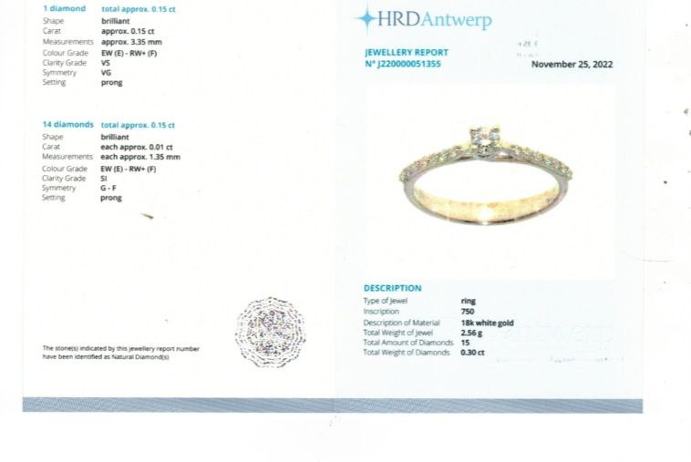 Anello solitario con diamante centrale ct 0,15 e diamanti laterali ct 0,15 in oro bianco 18kt (750) certificato HRD Antwerp