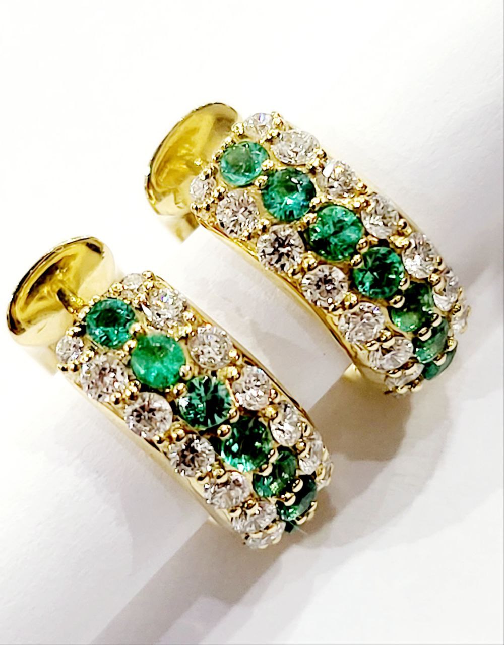 Orecchini cerchio bombati pave' in Oro 18kt con Diamanti ct 0,35 Smeraldi ct 0,46