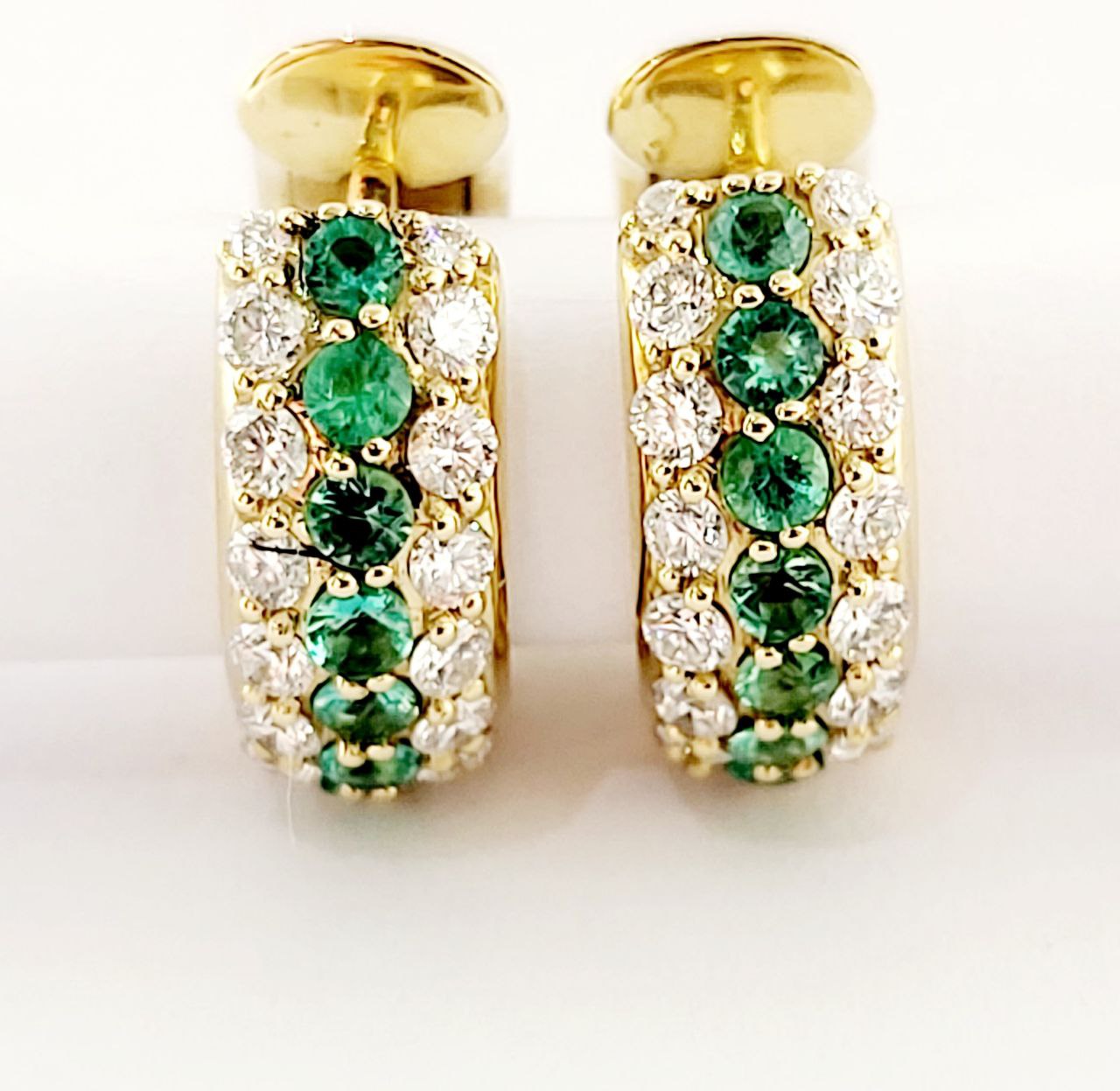 Orecchini cerchio bombati pave' in Oro 18kt con Diamanti ct 0,35 Smeraldi ct 0,46