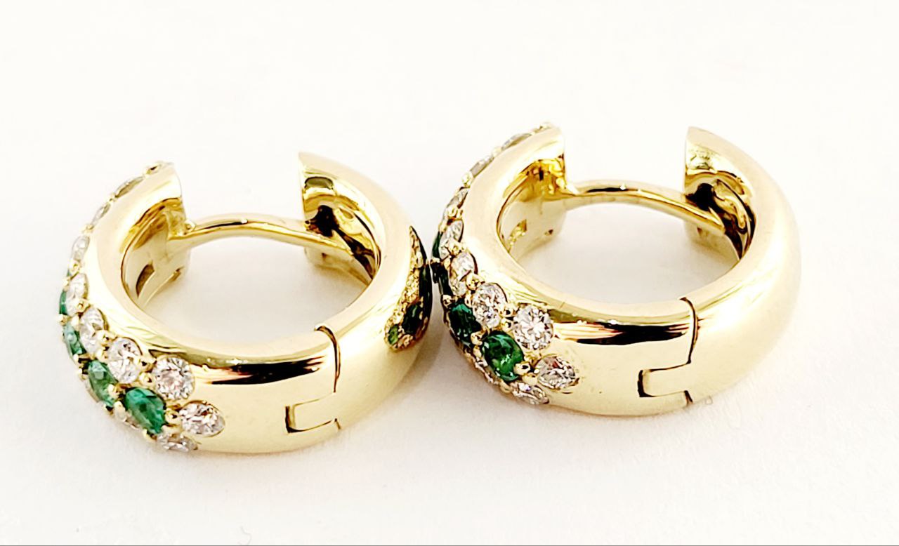 Orecchini cerchio bombati pave' in Oro 18kt con Diamanti ct 0,35 Smeraldi ct 0,46