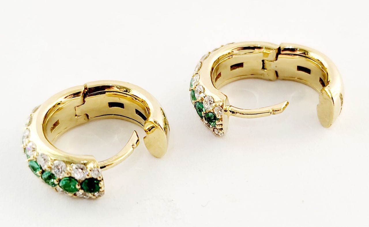 Orecchini cerchio bombati pave' in Oro 18kt con Diamanti ct 0,35 Smeraldi ct 0,46