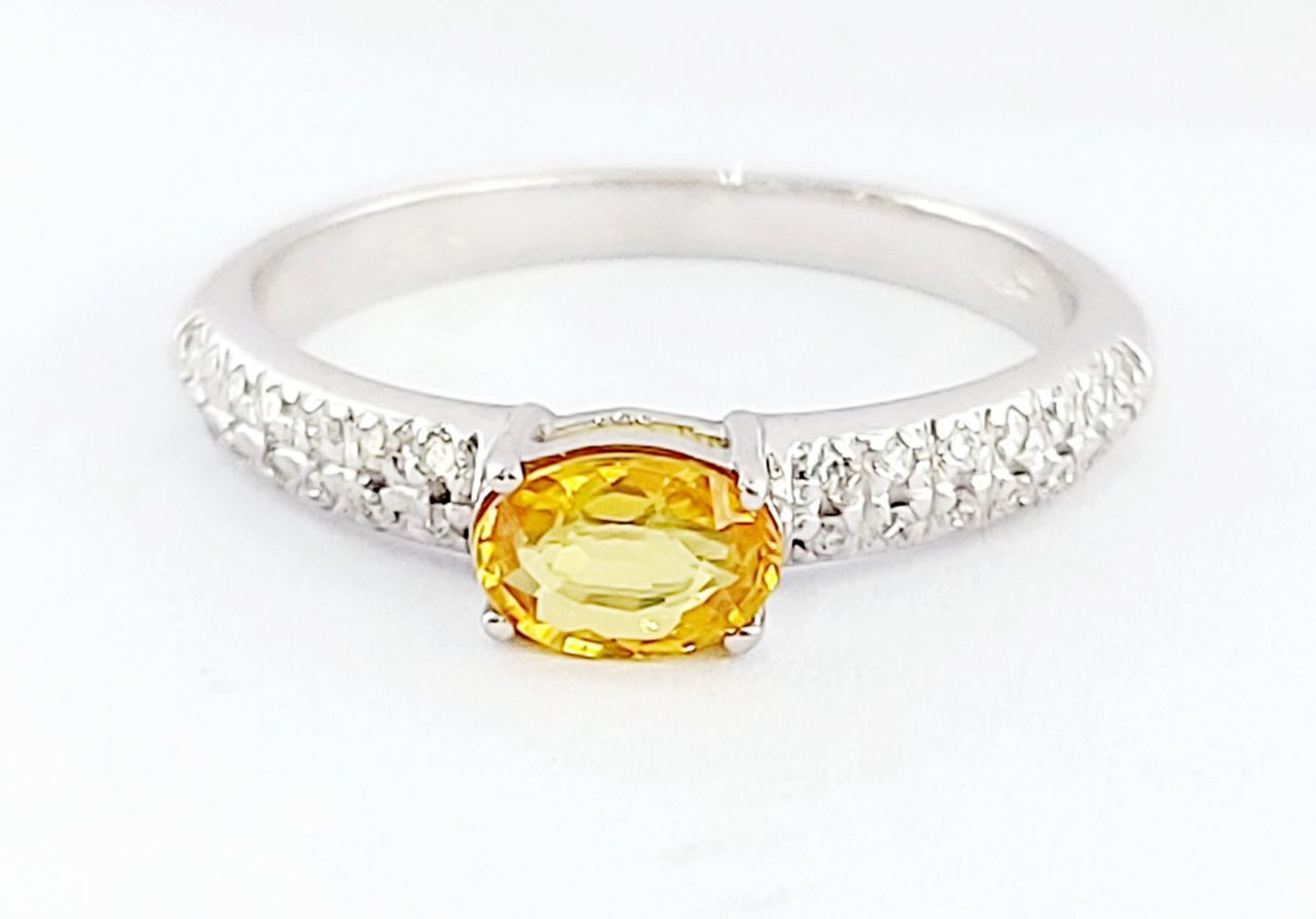 Anello Astralia in Oro Bianco con Zaffiro Giallo ovale ct 0,70 e Diamanti ct 0,30 18 kt (750)
