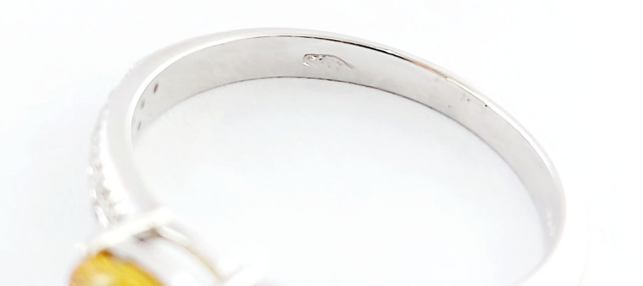Anello Astralia in Oro Bianco con Zaffiro Giallo ovale ct 0,70 e Diamanti ct 0,30 18 kt (750)