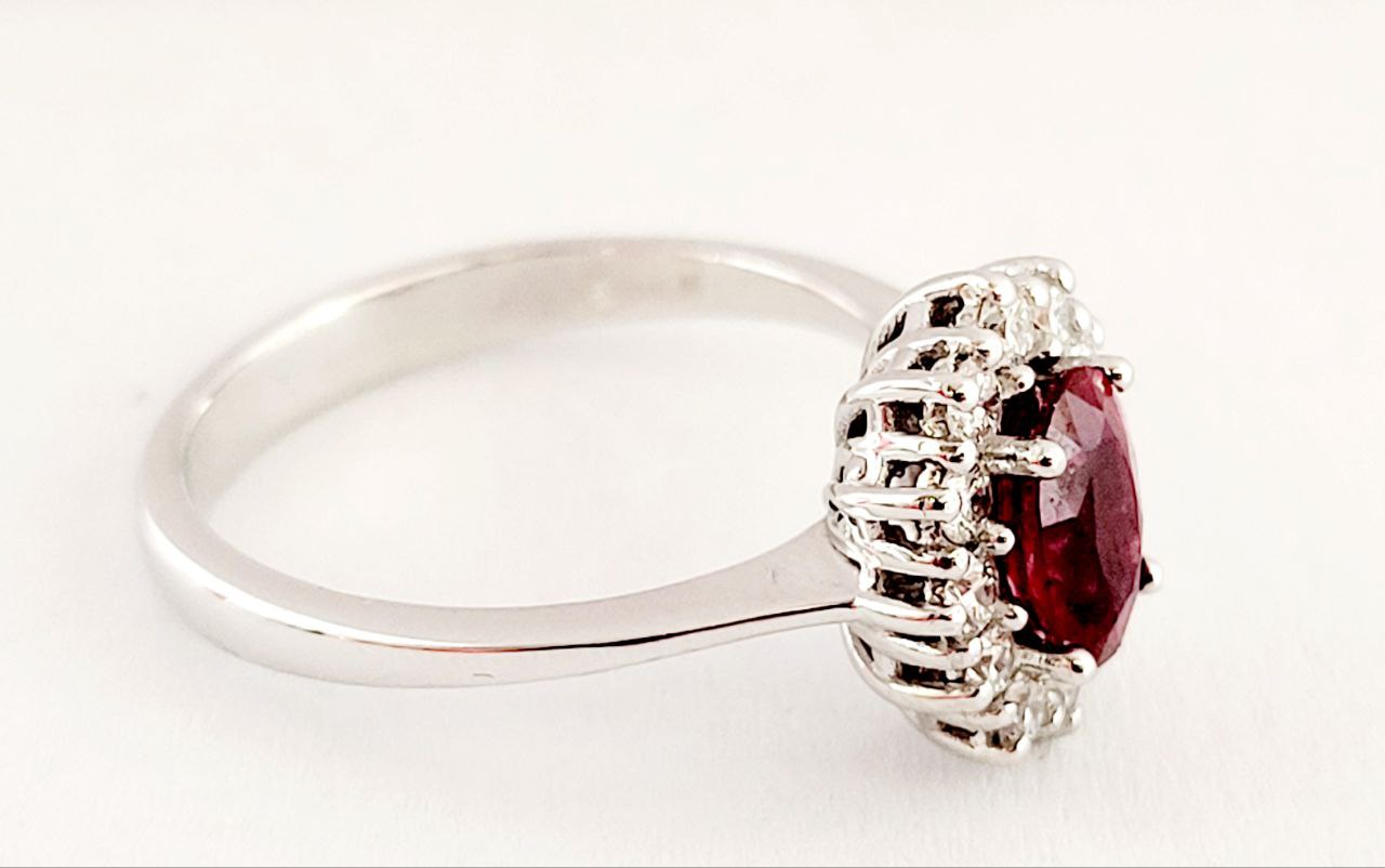 Anello centrale e contorno Rubino ct 1,08 Diamanti ct 0,39 Oro Bianco 18kt -750 HRD Antwerp