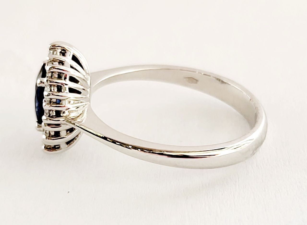 Anello centrale con contorno di diamanti da ct 0,35 e zaffiro blu da ct 0,79 in oro Bianco 18kt -750 HRD Antwerp