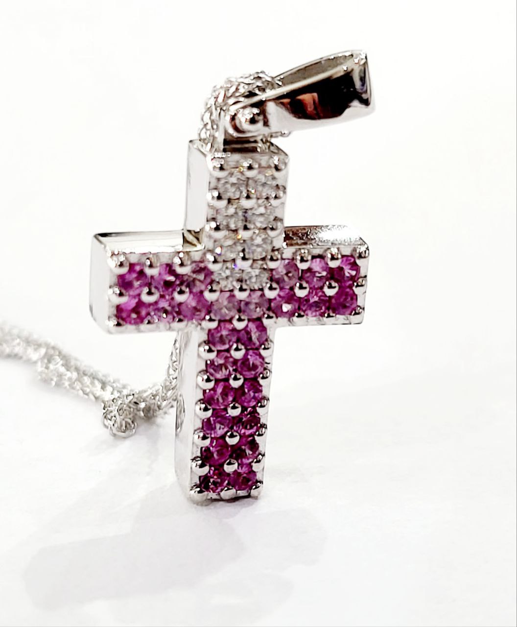 Collana con Croce in pave' Oro Bianco 18kt -750 Diamanti Bianchi ct 0,14 Zaffiro Rosa ct 0,48
